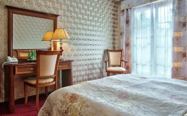 Hotel Dworek Tryumf Dąbrowscy Spółka Jawna