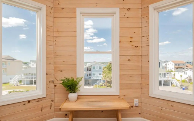 Casa Bianca by Oak Island Accommodations