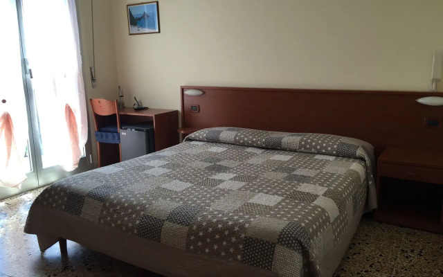 Lora Hotel
