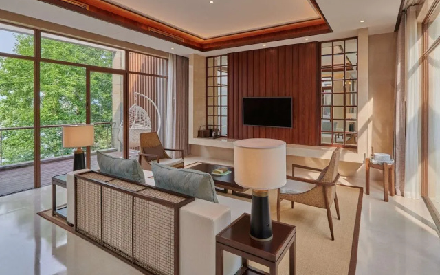 Lushan West Sea Resort, Curio Collection by Hilton