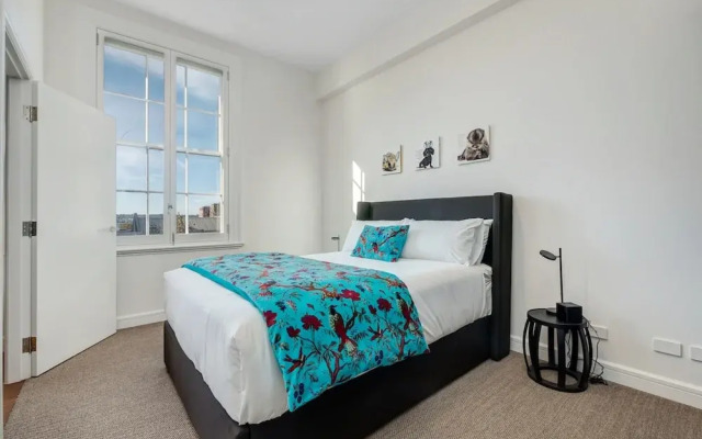 Inner-city Apartment Minutes Walk to Dining Hubs