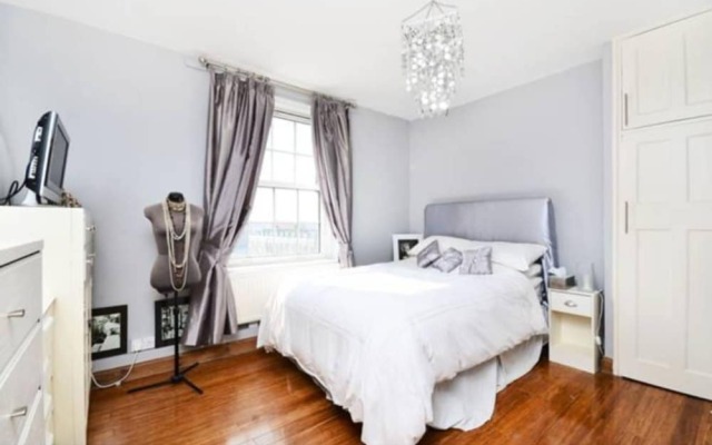 Отель Sunny 2 Bedroom Flat Between Camden Town & Primrose Hill Великобритания, Лондон - отзывы, цены и фото номеров - забронировать отель Sunny 2 Bedroom Flat Between Camden Town & Primrose Hill онлайн комната для гостей