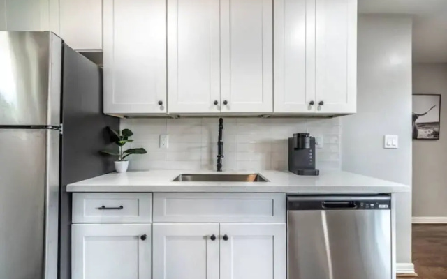 Stylish 1BR Urban Retreat