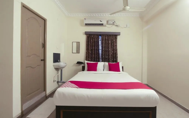 OYO 24392 Flagship Damodar Inn