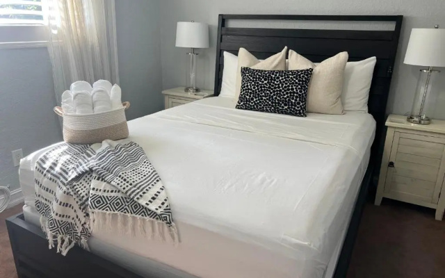 Stunning 3-bed House in Hollywood With hot tub