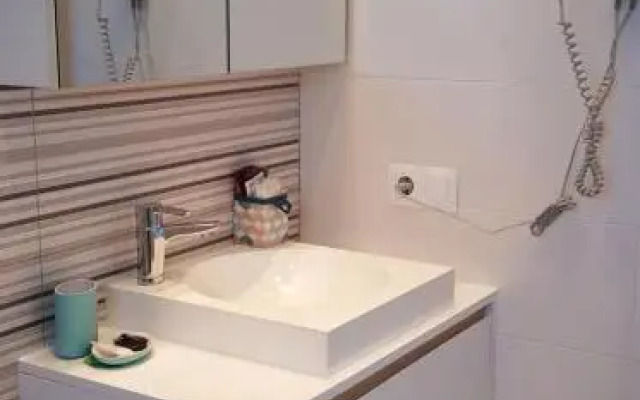 Los Gracioseros Apt 207