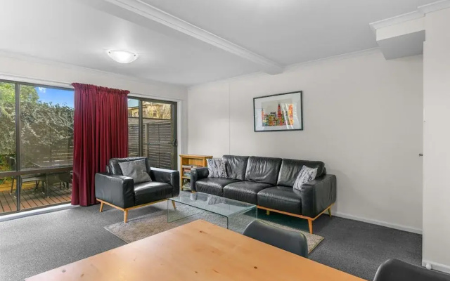 2-bed Townhouse Retreat in Sandy Bay With Parking