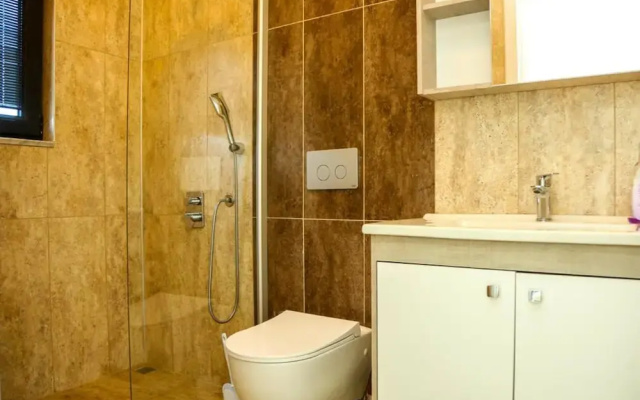 Villa-sleeps 8-parking-pool-bbq