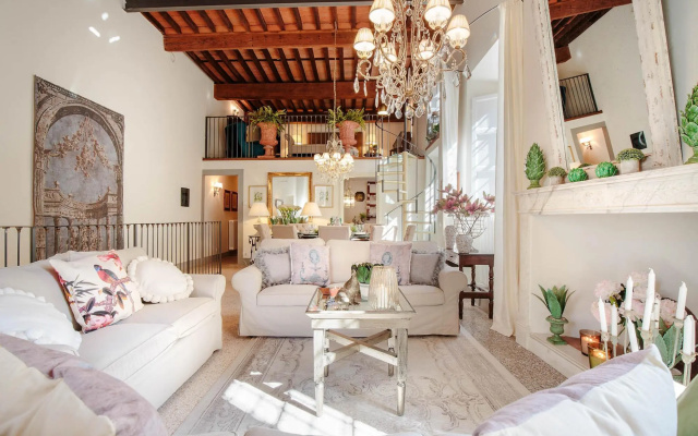 Casa Poggi in Lucca with 5 bedrooms and 3 bathrooms