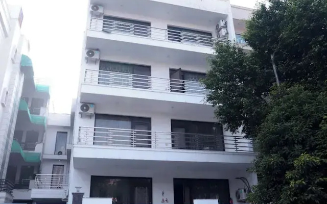 Hotel Noida Nest 105