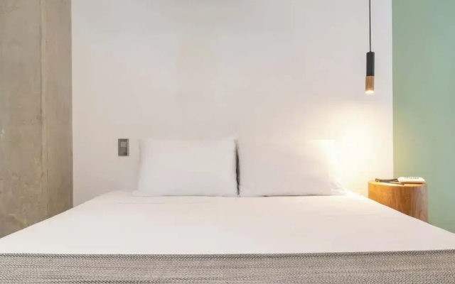 Lovely 3 BR w/ Balcony in Laureles Medellin