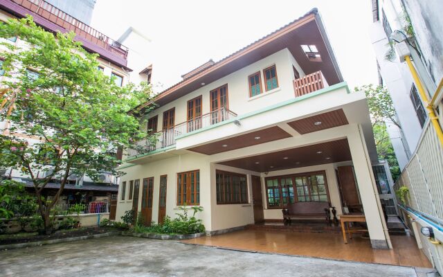 Отель Chan Guest Villa Бангкок вид на фасад