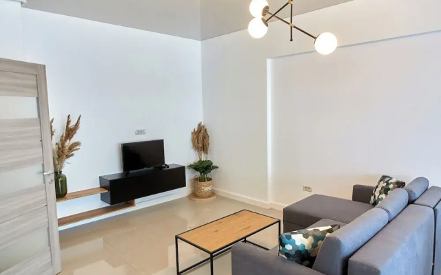 Cnc Zev Apartment
