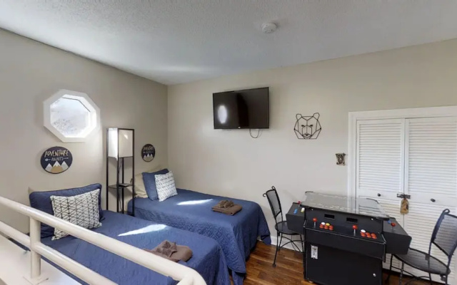 Smoky Top Summit 2 Bedroom Condo by RedAwning