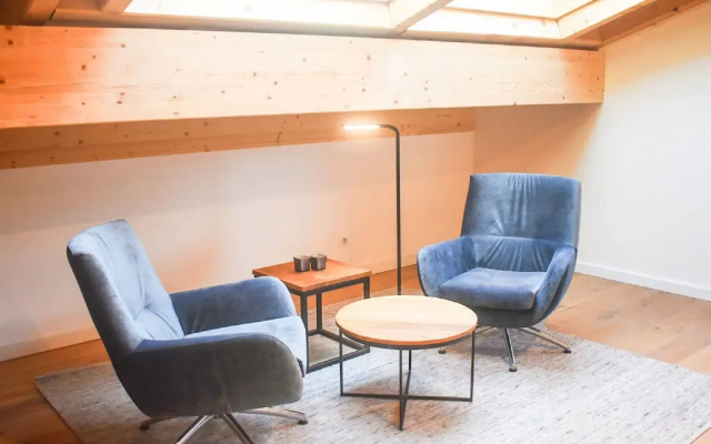 Penthouse with wine climate cabinet, ski lift 1.5 km away.