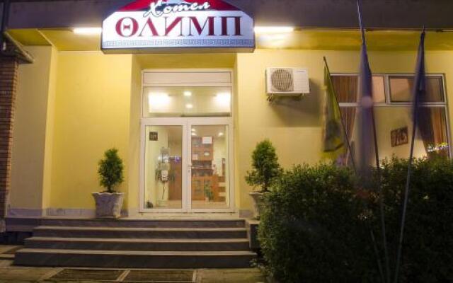 Family Hotel Olymp Боженци вид на фасад
