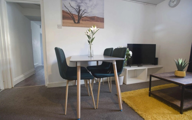 Short Stay Bristol - Freelands Front Apartment