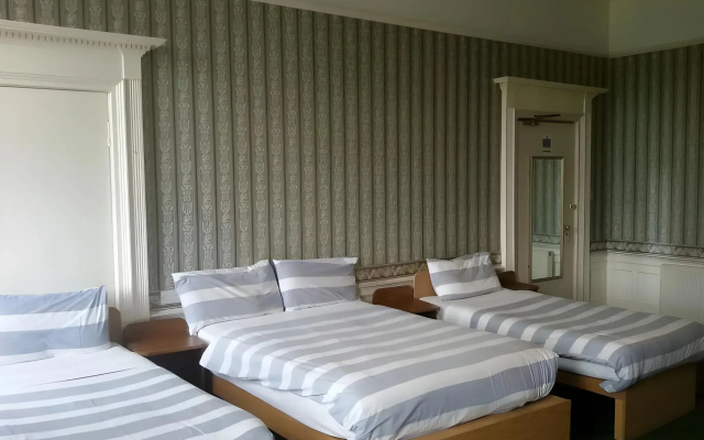 Adelphi Hotel