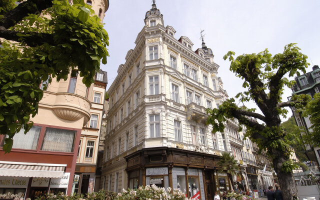 Отель EA Hotel Esplanade Чехия, Карловы Вары - 2 отзыва об отеле, цены и фото номеров - забронировать отель EA Hotel Esplanade онлайн вид на фасад
