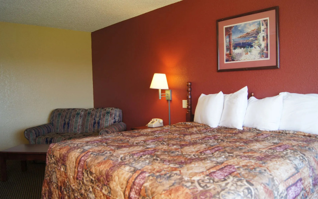 Holiday Lodge & Suites