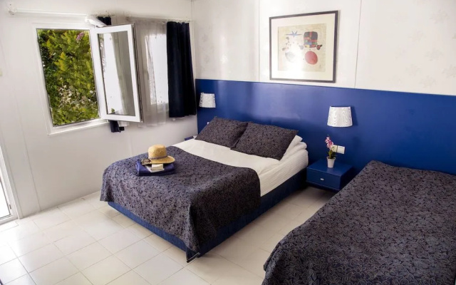 Blue & White Hotel