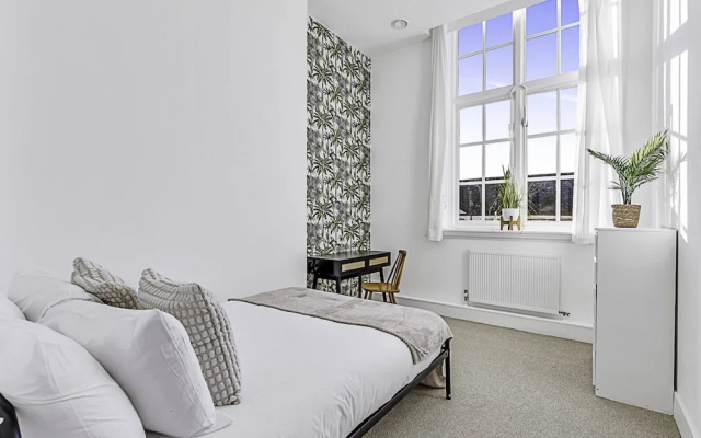 Vibrant 2-bed Flat: Acton's Best Stay!