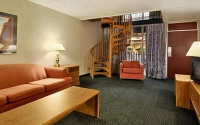 丹维尔会议中心戴斯旅馆(Days Inn Danville Conference Center)