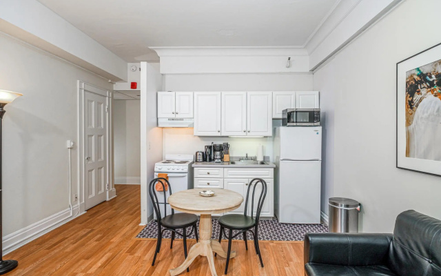 Modern 1BR + Train | Theatre District | Evonify