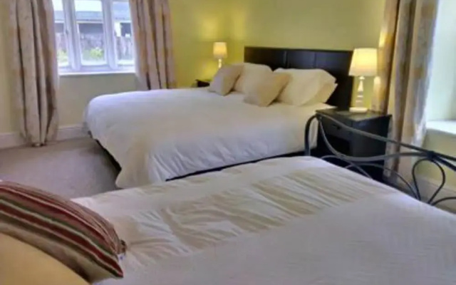 Cotswolds Valleys Accommodation-Med Hall