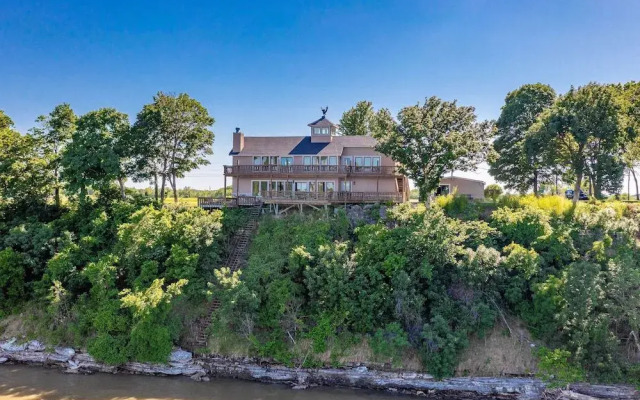 Afton Waterfront Retreat w/ Spacious Deck!