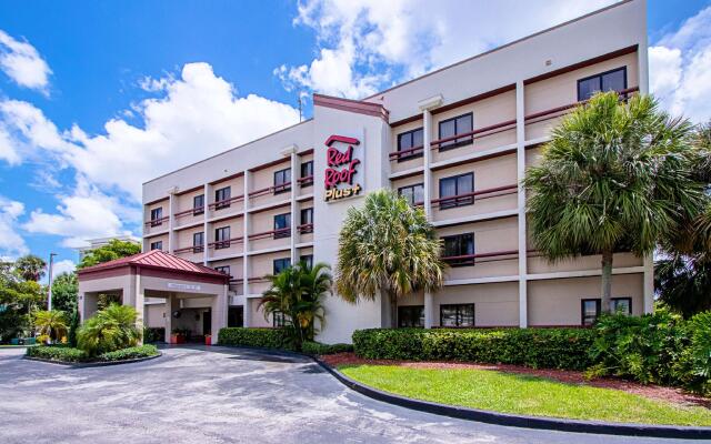 Отель Red Roof Inn PLUS+ Miami Airport вид на фасад