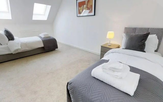 Stayzo - Cole Green Lane - Ideal for Your Next Staycation or Workcation Whole House With Wi-fi