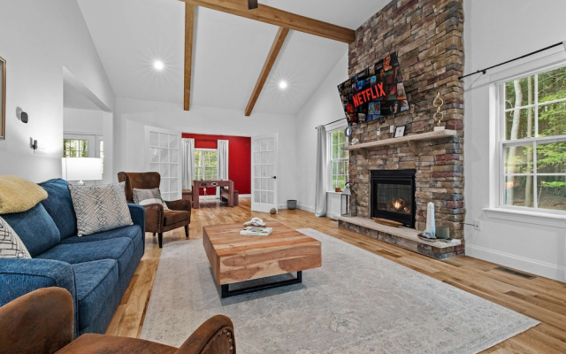 Luxe Lakefront 10min2jfbb w Beach Gameroom Firepit