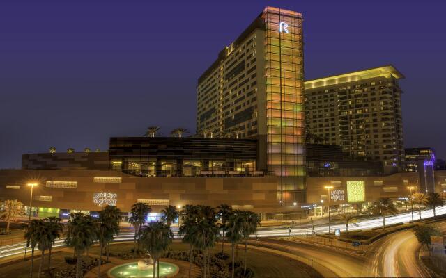 Отель Al Ghurair Rayhaan by Rotana вид на фасад