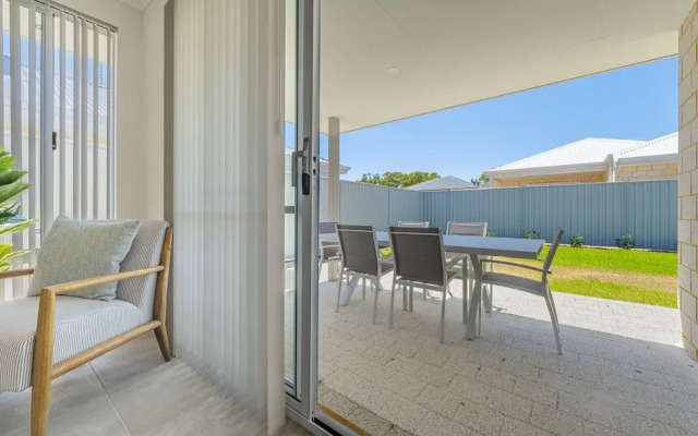 Bright & Airy 3-bed House Near Rockingham Beach