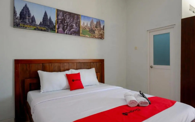 RedDoorz near Padang Golf Adisucipto