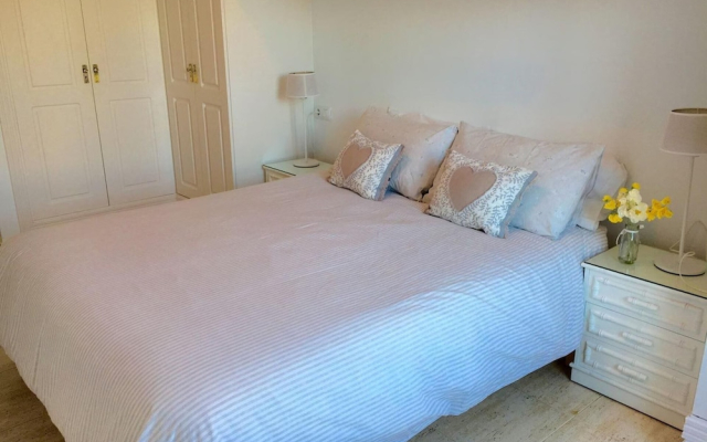 2 bed Apt, grt Location, Shared Pool, Outdoor Area