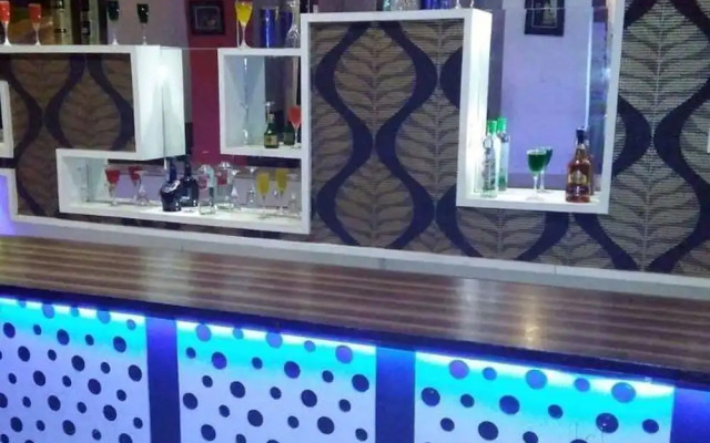 OYO 11855 Phoenix Hotel