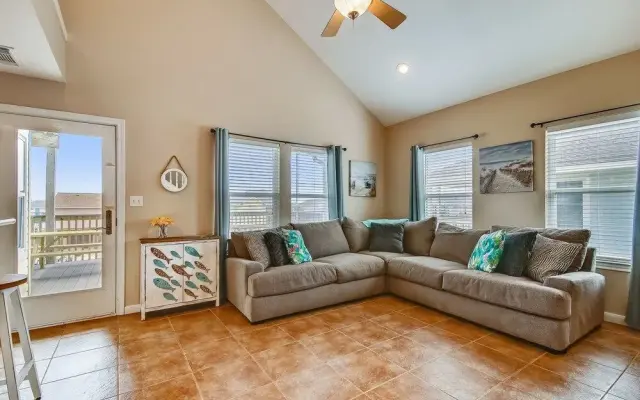 Sunflower Surf by Ryson Vacation Rentals