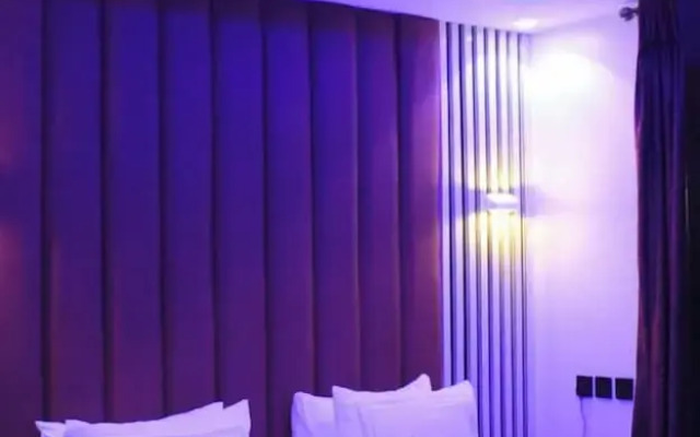 De-Lexis Hotel & Suites