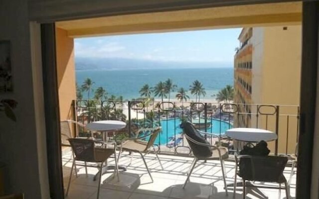 Отель Pacific View Vallarta Condo 1042 комната для гостей