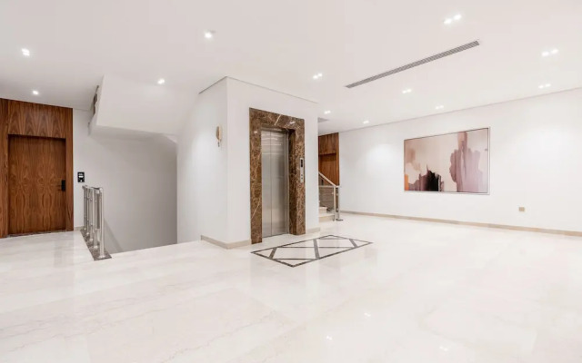Modern Comfort, Dedicated Desk, Free Parking