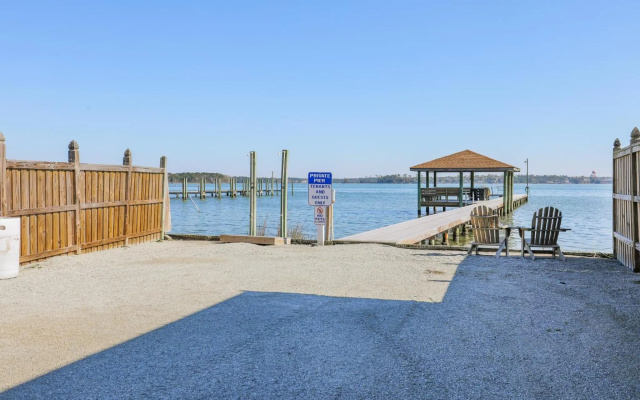 Spacious Home with Waterfront View-Welcome Pets