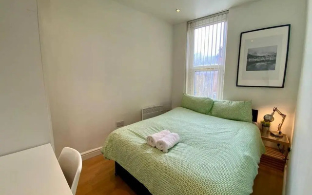 2 Bedroom Apartment Near City Centre, Uni & Parks!