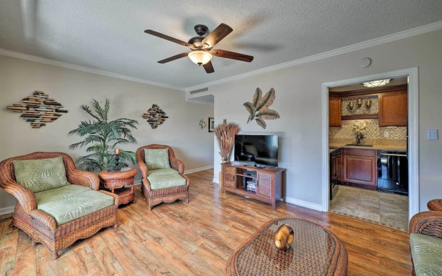 Downtown Air Conditioned Condo: Walk to Beaches