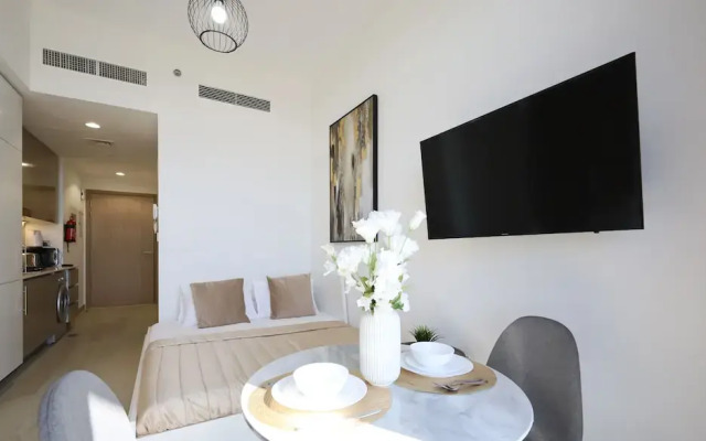 Modern Elegance Studio in Azizi Riviera