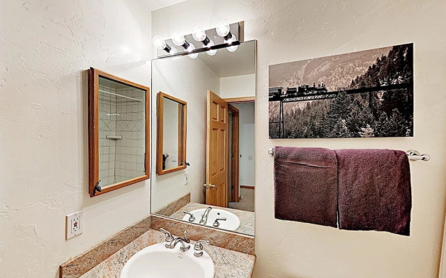 4501 Vail - 5 Br Duplex