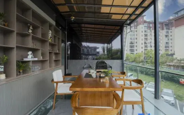 Hongya Blue Whale E-Sports Hotel