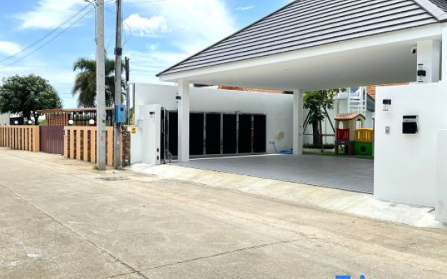 The White House Pool Villa Pattaya