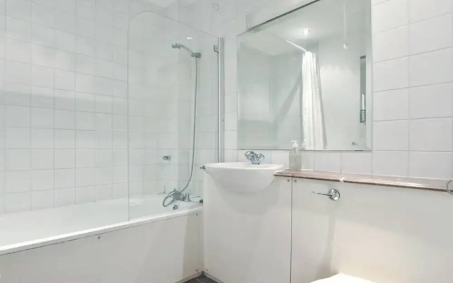 Modern 1 Bedroom Flat Near Liverpool Street With Patio